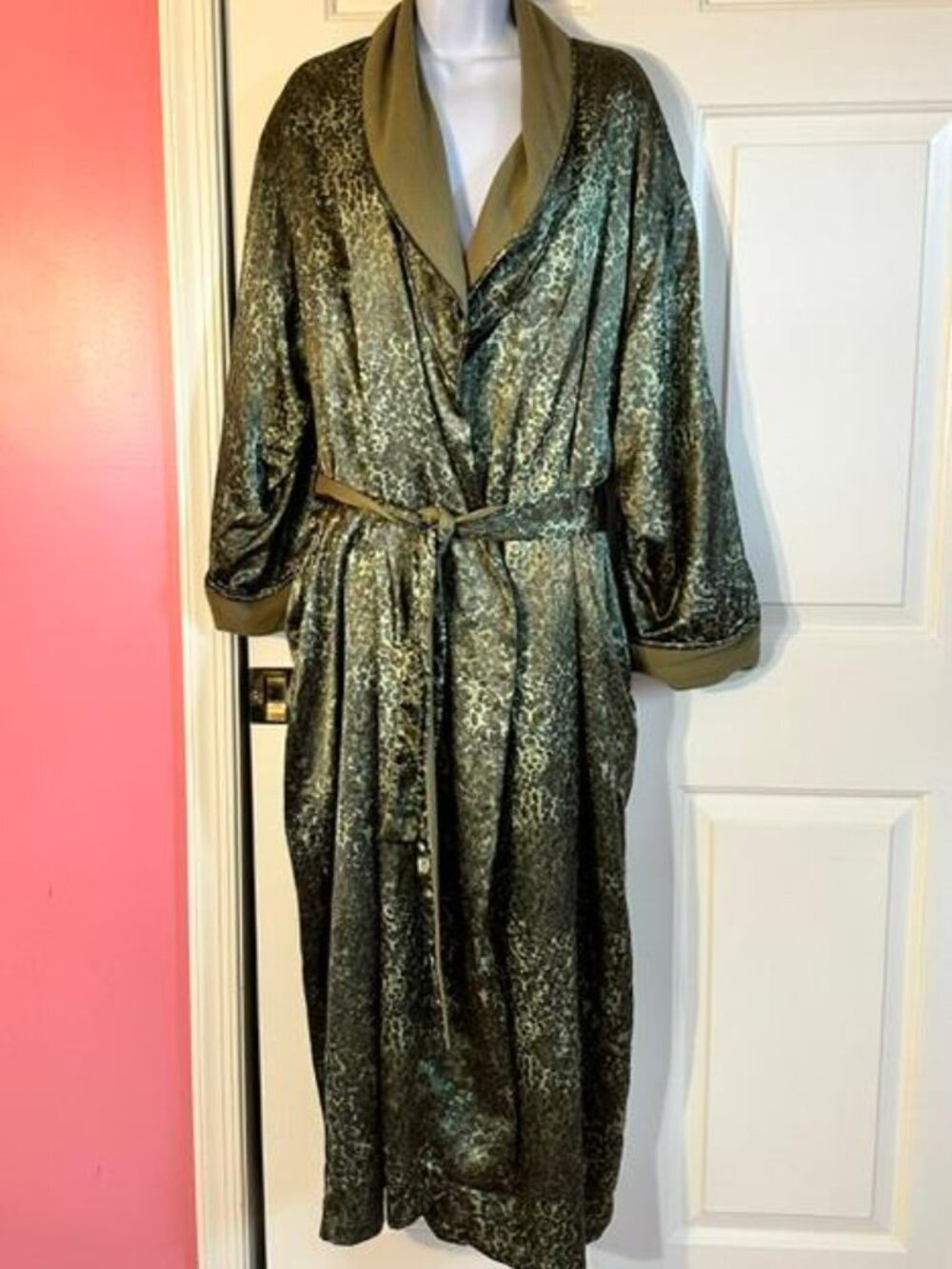 * Vintage Victoria’s Secret Sage Green Satin Jacquard Lined Tie Robe Size M-L